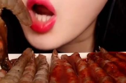 小姐姐吃鱼籽酱和生虾,小姐姐独享鱼籽酱与生虾盛宴